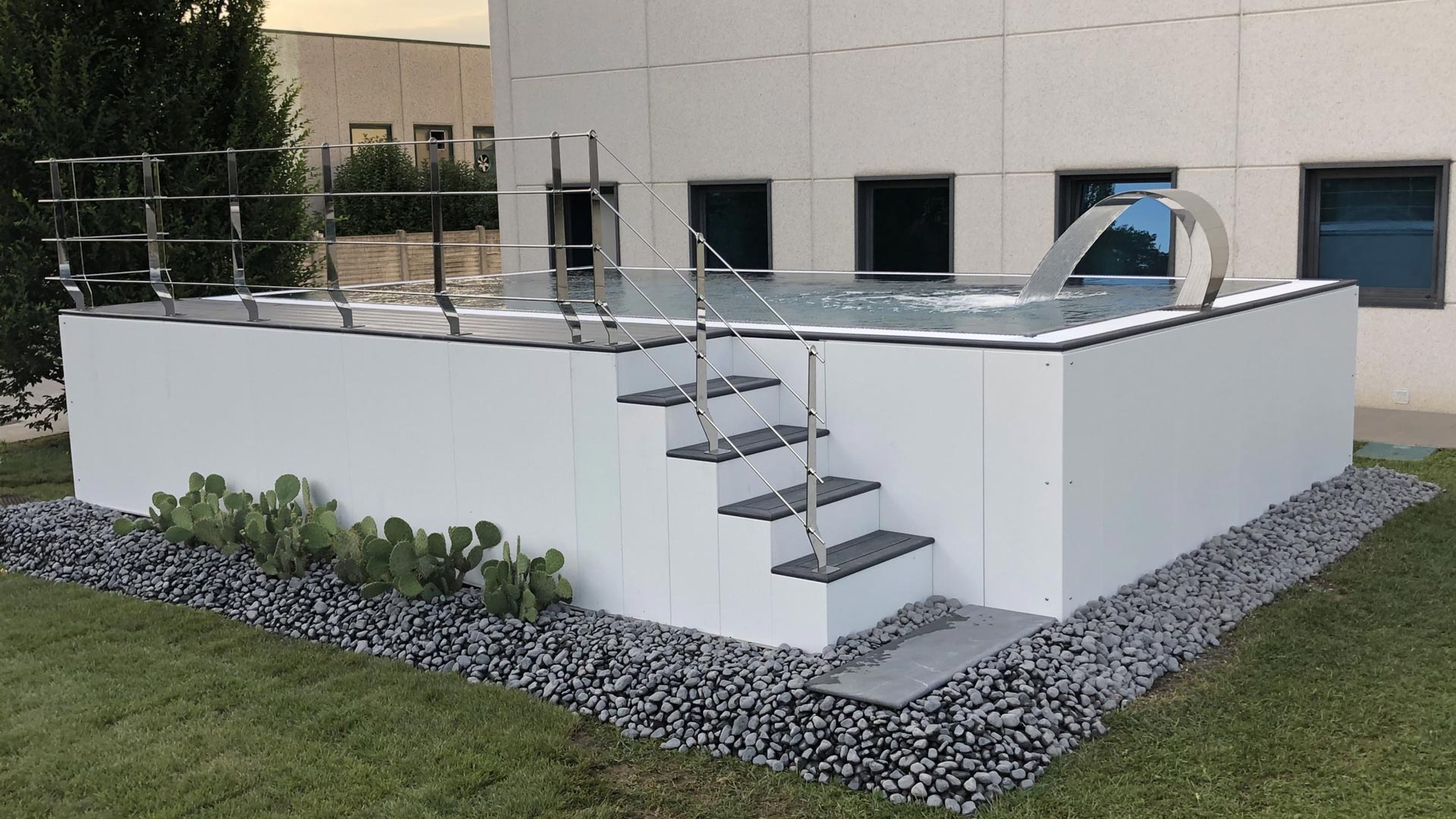 Piscina fuori terra in pannelli di acciaio