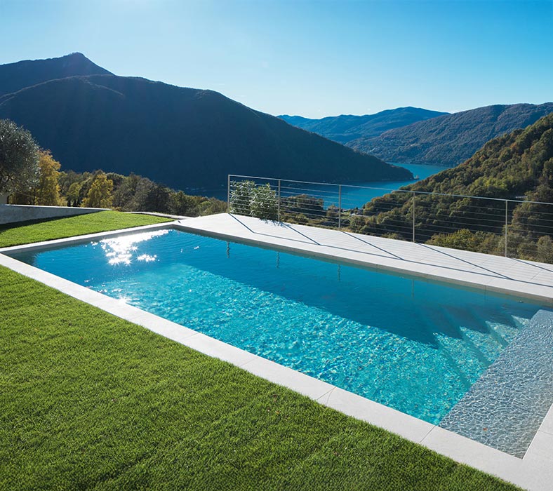 Piscina interrata geometrica e minimale