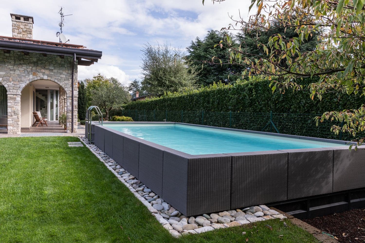 Le piscine fuori terra rigide si distinguono dalle versioni gonfiabili o tubolari per la struttura solida e rinforzata, generalmente realizzata in acciaio, resina o pannelli in PVC rigido.