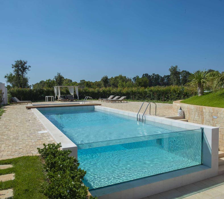 piscina in vetro trasparente