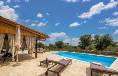 Costruire una piscina è un intervento che migliora il valore e la qualità di un’abitazione, ma prima di iniziare i lavori è fondamentale chiarire un aspetto spesso sottovalutato: i permessi e le autorizzazioni necessarie.