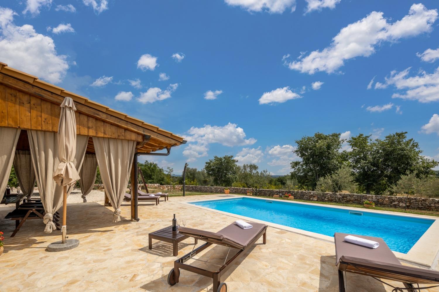 Costruire una piscina è un intervento che migliora il valore e la qualità di un’abitazione, ma prima di iniziare i lavori è fondamentale chiarire un aspetto spesso sottovalutato: i permessi e le autorizzazioni necessarie.